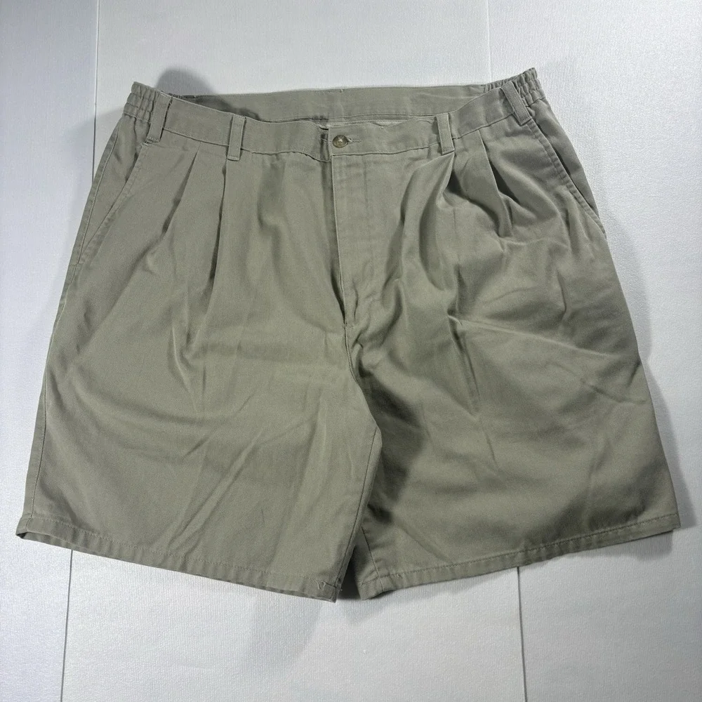 Van Heusen Men's Pleated Khaki Chino Shorts Elastic Waist Size 40 Classic Casual